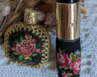 Vintage - 2 Teile -   süßer Parfüm - Flakon und Parfüm -Zerstäuber , beides mit Petit Point  Stickerei für die Handtasche