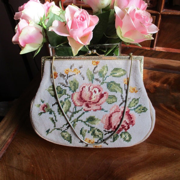 Vintage  kleinere  blumige  Gobelinstickerei  - Tasche , Rosenmuster , Abendtasche , hellbeige grundig/bunt