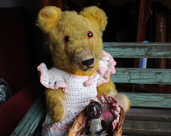 Vintage  niedliche kleinere Bärendame " Rosa "  mit Puppenkörbchen und Puppe , Teddybär, Teddydame