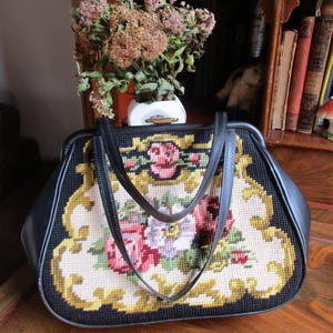 Vintage  mittlere blumige  Gobelinstoff - Tasche , Rosenmuster , Abendtasche , schwarz grundig/bunt, Leder