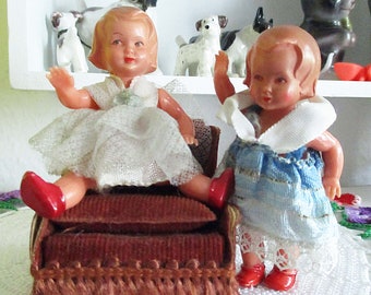 Vintage Milon Gehler 2 süße Puppenstuben Püppchen, mit originaenl Kleidchen