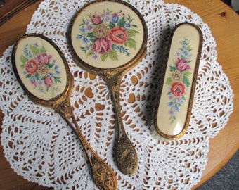 Vintage wunderschönes  Frisierset 3 teilig, Handspiegel, 2 Bürsten, Petit Point Stickerei