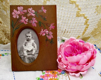 Vintage hübscher  bemalter  Holz  - Bilderrahmen -  Standbilderrahmen Holz .....rosa Blümchen ,Kabinettfoto Baby