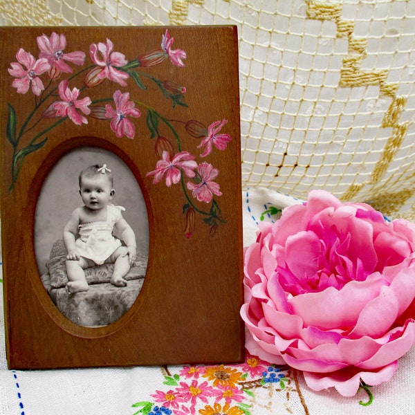 Vintage hübscher  bemalter  Holz  - Bilderrahmen -  Standbilderrahmen Holz .....rosa Blümchen ,Kabinettfoto Baby