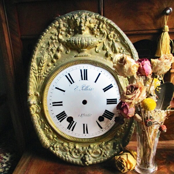Frankreich antike  Fassade/ Gesicht  einer alten Comtoise-Uhr  , sehr schön verziertes Messing-Gehäuse,  emailliertem Zifferblatt