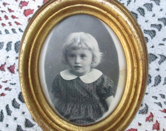 Vintage  schöner  ovaler   Florentiner Rahmen Kinderbild aus alten Zeiten , altes Foto