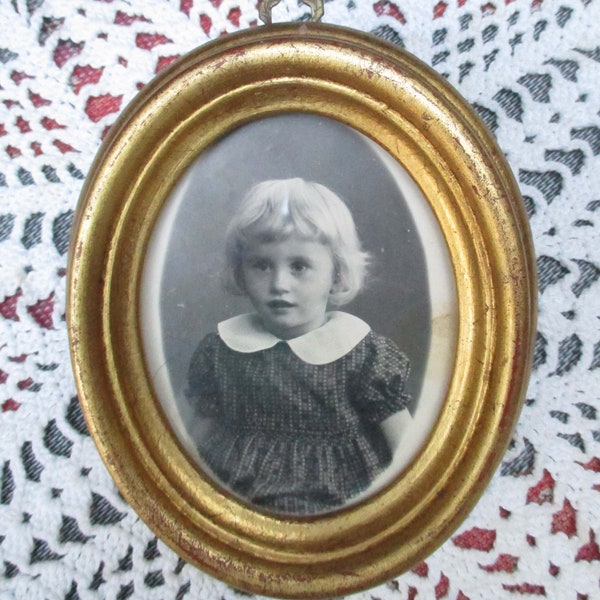 Vintage  schöner  ovaler   Florentiner Rahmen Kinderbild aus alten Zeiten , altes Foto