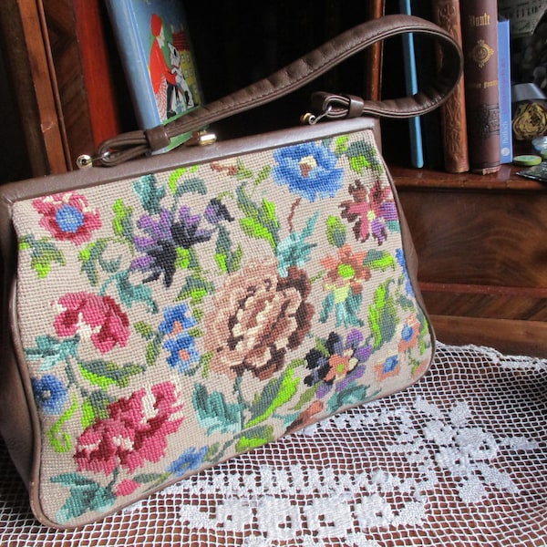 Vintage  mittlere ausgefallene Gobelin - Stickerei Tasche  mit sehr schönen farbenfrohes Blumenmuster