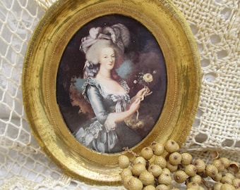Vintage medium very beautiful oval Florentine frame elegant lady from old times, great print