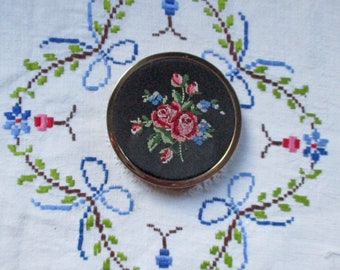 Vintage - Petit-Point hübsche  Puderdose , runde   Puderdose , bestickt Petit Point