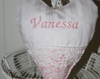 Stoffherz in country house style, embroidered with name, 16 cm, roses