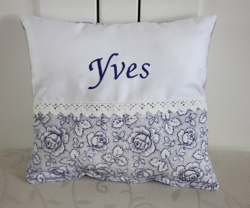 Lavendelkissen , 10 Motive zur Auswahl, mit Wunschnamen bestickt, Rosenmuster, blau