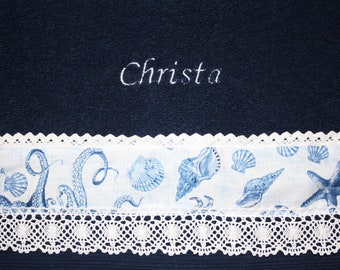 Handtuch, blau,mit Wunschnamen bestickt und dekoriert, maritim, Meer, Meerestiere, Klöppelspitze, 50 x 100 cm ,