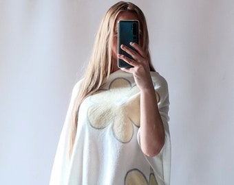 Women's poncho with a woolen application