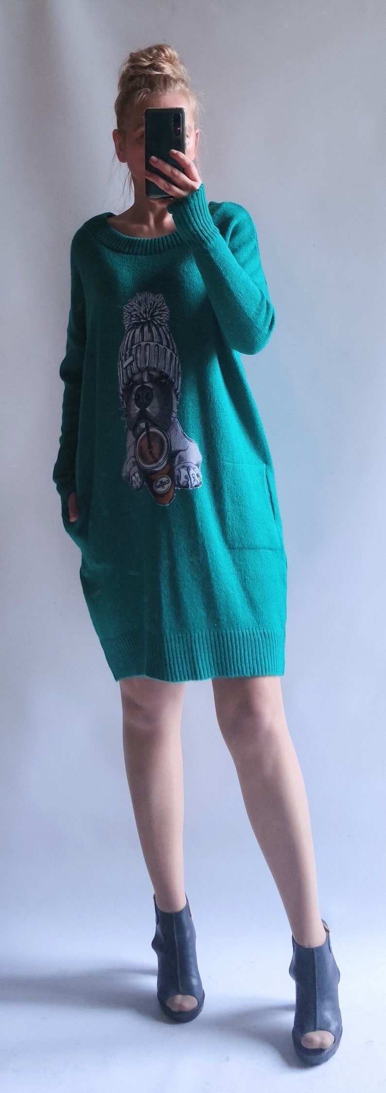 Oversized dress with an appliqué with pockets in four colors image 5