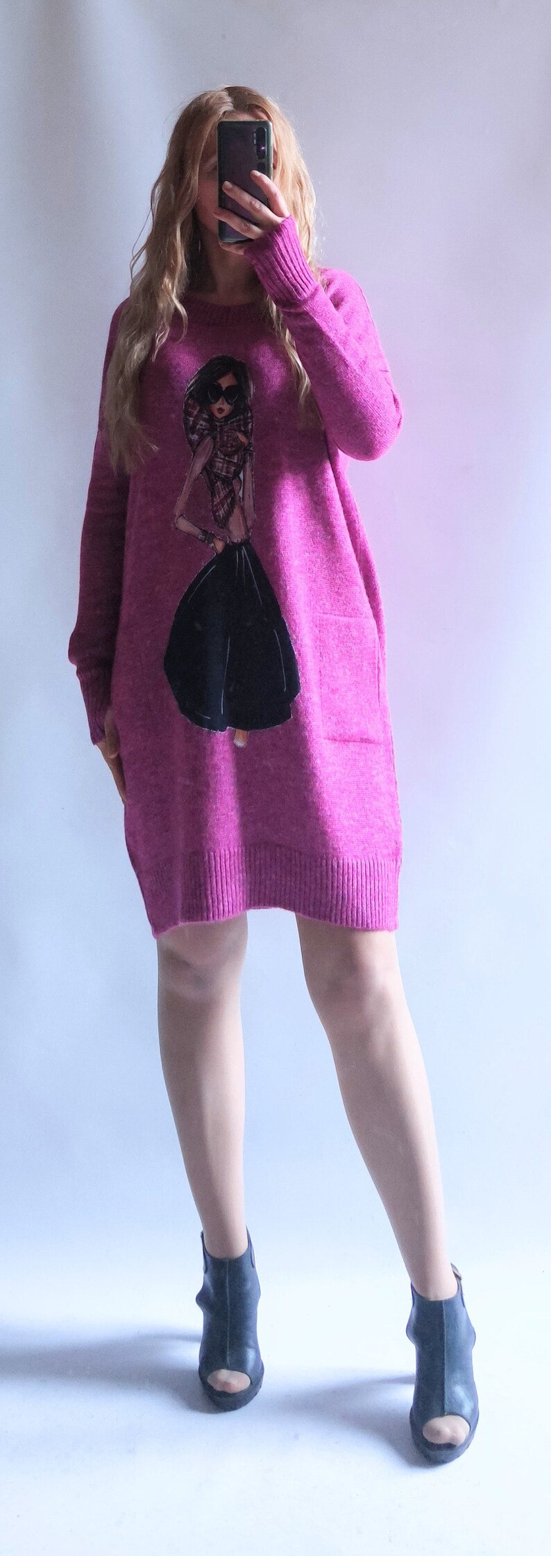 Oversized dress with an appliqué with pockets in four colors image 7