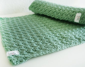 Place sets crocheted 100% wool green two table sets about 32 x 24 cm merino wool light green uniform colors place-covering crochet sets