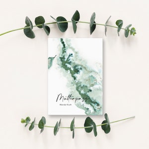 Könnte beinhalten: Eine weiße Karte mit einem grünen Aquarelldesign und dem Text "Mutterpass" und "Wanda Kluh" in schwarzer Schrift.