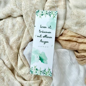 Lesezeichen „Lesen ist träumen mit offenen Augen“ – Aquarell in Grün mit Eukalyptus, Farn & Schmetterling – Geschenk für Buchliebhaber