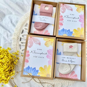 Schwangerschaft verkünden Geschenkschachtel Sommerblumen Baby verkünden Ihr werdet Oma und Opa Babysocken Überraschung Baby