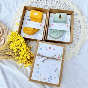Schwangerschaft verkünden Geschenkschachtel Wildblumen Baby verkünden Ihr werdet Oma und Opa Babysocken Überraschung Baby