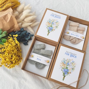 Schwangerschaft verkünden Geschenkschachtel Gelbe Blaue Blumen Baby verkünden  Ihr werdet Oma und Opa Babysocken Überraschung Baby