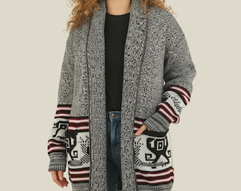 Cardigan Monica lavorato a mano in maglia grossa in stile western con collo a scialle, cardigan grigio chiaro da donna