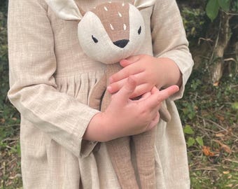Peluche en lin : poupée artistique Woodland brodée à la main