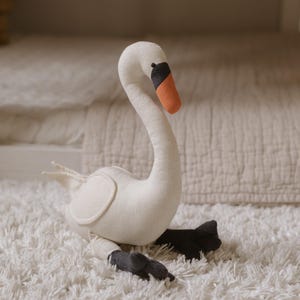 Premium Leinen Erbstück Kuscheltier Schwan - Babypartygeschenk - Hand bestickter neutraler Unisex zeitloser Vogel Teddy - Kinderzimmer Dekor Kinder