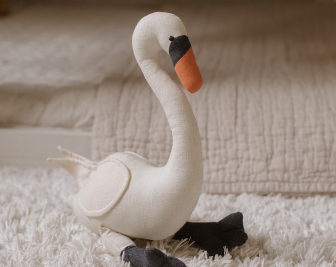 Stofftier Schwan: Neutrales Leinen Dekor fürs Kinderzimmer