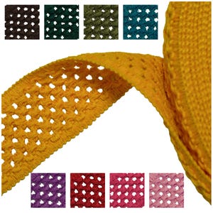Könnte beinhalten: Nahaufnahme eines gelben gehäkelten Bandes mit einem gitterartigen Muster. Das Bild zeigt auch Muster des gleichen Bandes in verschiedenen Farben, darunter Braun, Grün, Türkis, Lila, Rot, Rosa und Hellrosa. Das Band wird wahrscheinlich zum Basteln oder Verzieren verwendet.