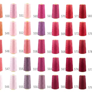 Könnte beinhalten: Eine Sammlung von 40 Garnrollen in verschiedenen Rot-, Rosa-, Orange- und Lilatönen. Jede Rolle ist mit einer Nummer von 541 bis 576 gekennzeichnet.