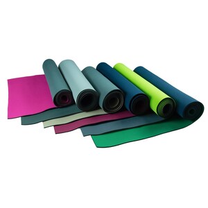 Könnte beinhalten: Eine Auswahl gerollter Yogamatten in verschiedenen Farben, darunter Pink, Türkis, Grau, Blau und Grün. Die Matten sind fächerförmig angeordnet, einige sind ausgerollt, um ihre volle Oberfläche zu zeigen. Die Matten scheinen aus flexiblem, rutschfestem Material zu bestehen.