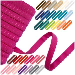 Könnte beinhalten: Rolle aus fuchsiafarbenem elastischem Band mit gewelltem Rand und kleinen gepunkteten Details. Zusätzliche Muster aus elastischem Band in verschiedenen Farben werden angezeigt, darunter Braun, Blau, Grün, Gelb, Orange, Rot, Rosa, Lila, Grau und Weiß.