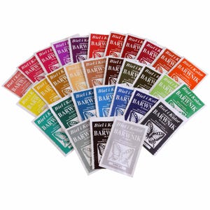 Könnte beinhalten: Eine Sammlung von 30 kleinen Packungen Stofffarbe in verschiedenen Farben, jede mit einer Schmetterlingsgrafik und dem Text "Biel i Kolor Uniwersalny Barwnik do Odzieży" auf der Vorderseite.