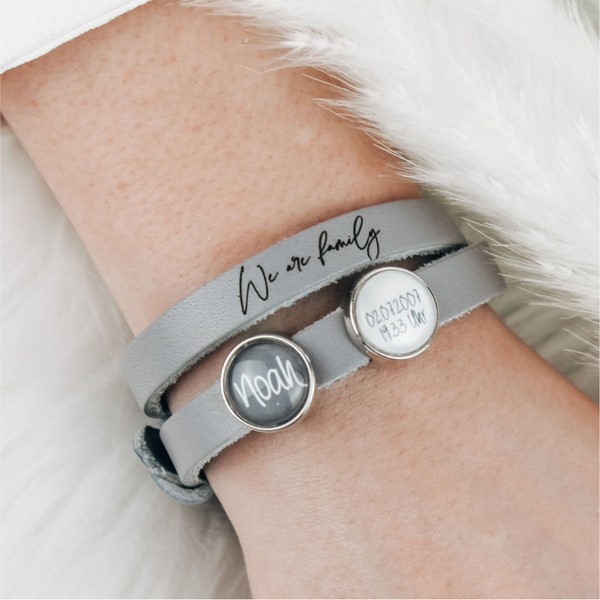 Lederarmband steingrau mit Gravur "We are family" und Schiebeperlen mit deinem Wunschtext