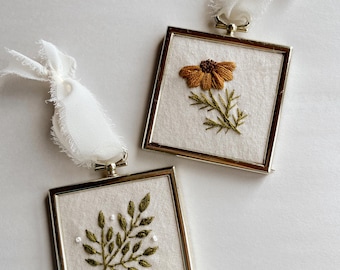 Adorno navideño con marco dorado en miniatura