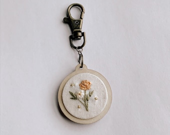 Patrón de bordado en PDF y guía de puntadas para principiantes / Patrón de llavero con flores en miniatura / Descarga digital instantánea