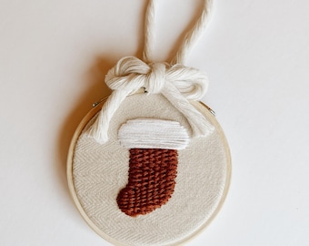 Adorno bordado de media