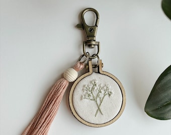 Llavero con flor de aliento de bebé