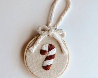 Adorno bordado de bastón de caramelo