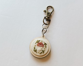 Llavero con bordado de hongos