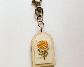 Llavero con bordado de flor de caléndula