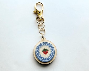 Llavero de azulejo de fresa pintado a mano