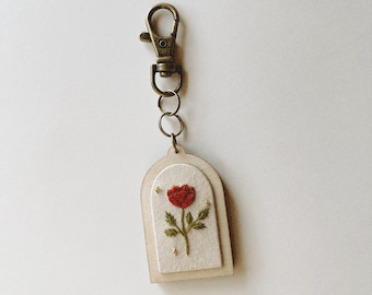 Llavero con bordado de rosa roja
