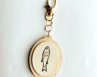 llavero de pez pintado a mano