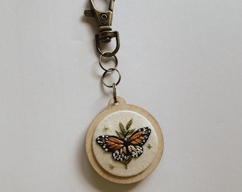 Llavero bordado con mariposa monarca