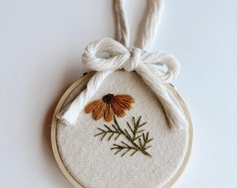 Adorno de bordado floral