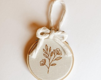 Adorno de bordado de flores