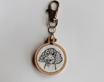 Llavero bordado con contorno de mascota personalizado
